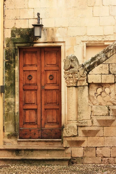 Holz-Eingangstür des alten Hauses — Stockfoto