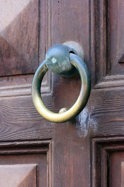 Dřevěné vstupní dveře starého domu — Stock fotografie