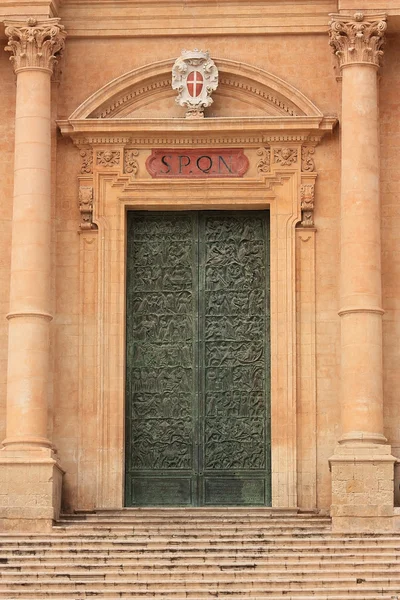 Вхідні двері старої церкви — стокове фото