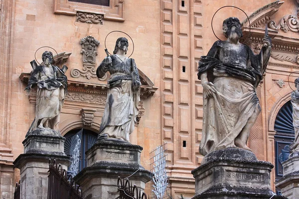 Esculturas na fachada da antiga igreja — Fotografia de Stock