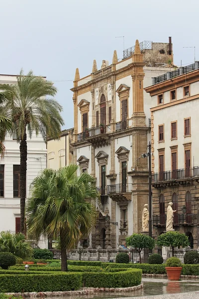 Fachadas das casas antigas da universidade. Palermo. Itália — Fotografia de Stock