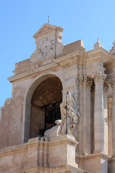 Escultura sobre la fasada de la antigua iglesia — Foto de Stock