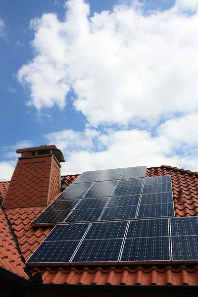 民家の屋根に太陽電池 ロイヤリティフリーのストック画像
