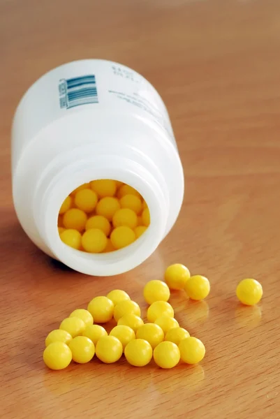 Желтые таблетки драже — стоковое фото