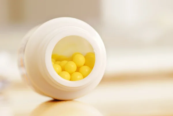 Жовтий конвеєр таблетки — стокове фото