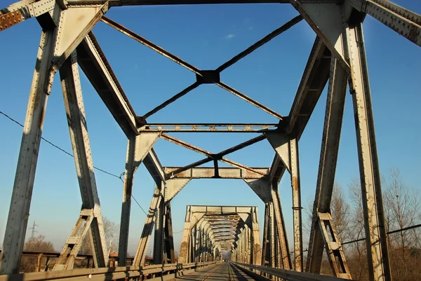 Eisenbahn- und Automobilbrücke — Stockfoto