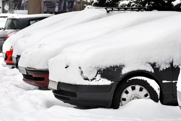 Auto's op sneeuw — Stockfoto