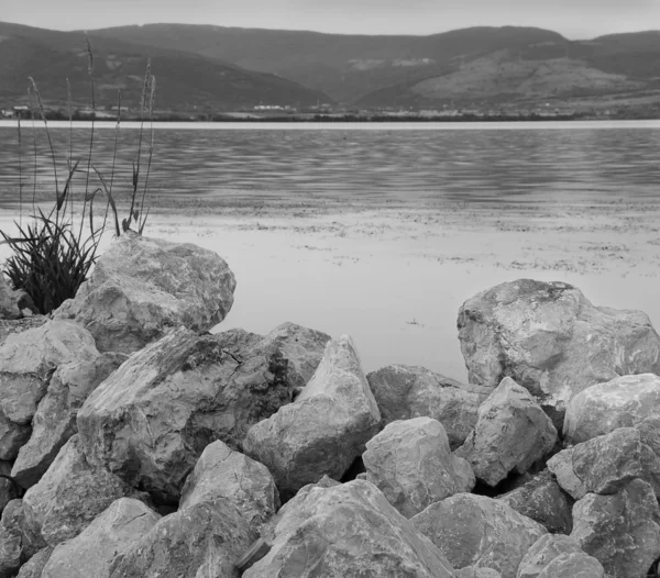 Камни на берегу реки — стоковое фото