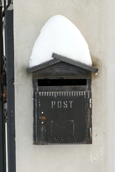 Hó postai levélszekrény — Stock Fotó