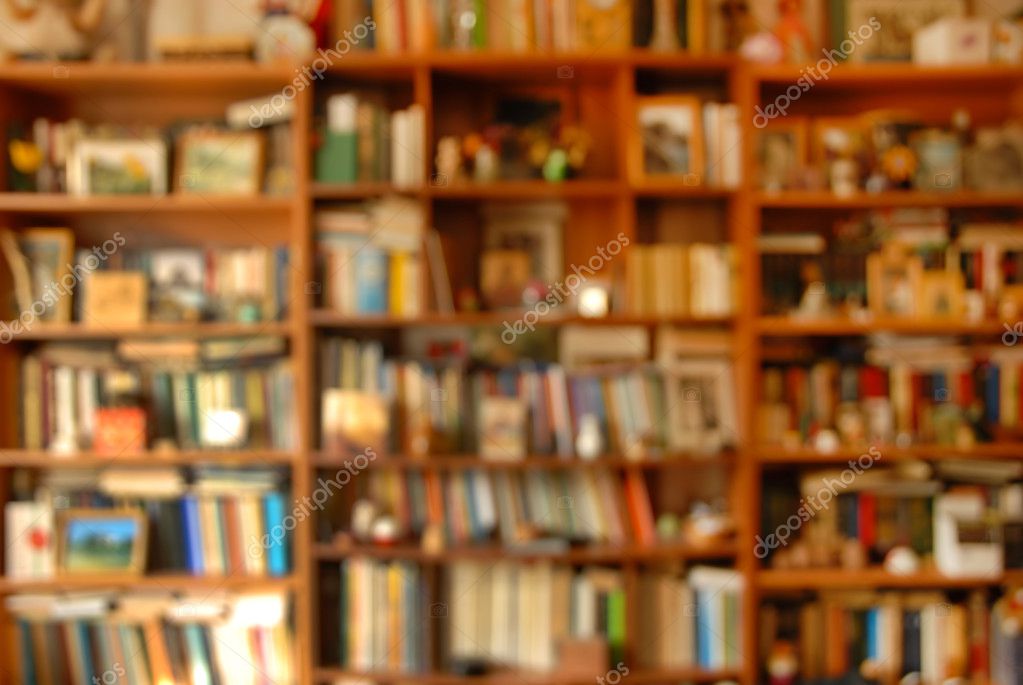 Книги на полке на белом фоне