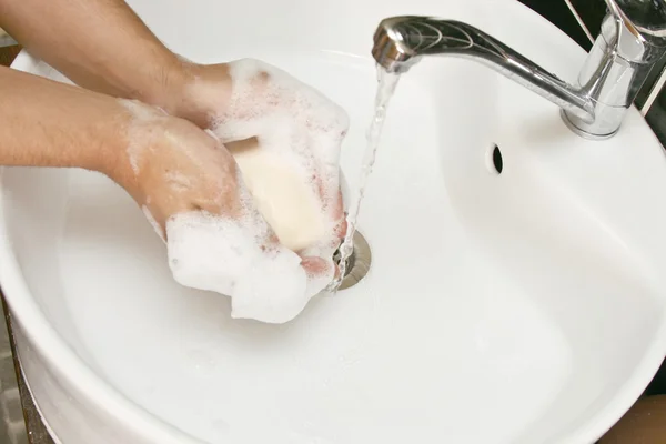 Mycie rąk wodą i mydłem — Zdjęcie stockowe