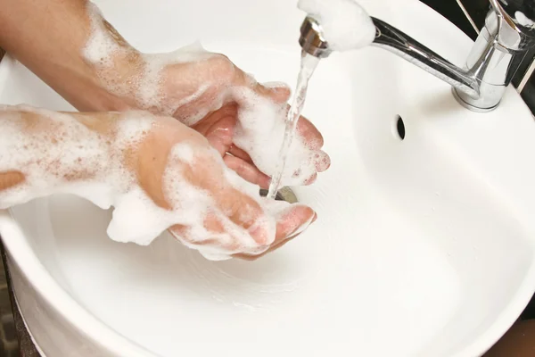 Мытье рук водой и мылом — стоковое фото