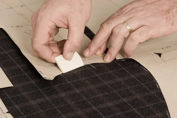 裁缝的手用粉笔的细节 — 图库照片