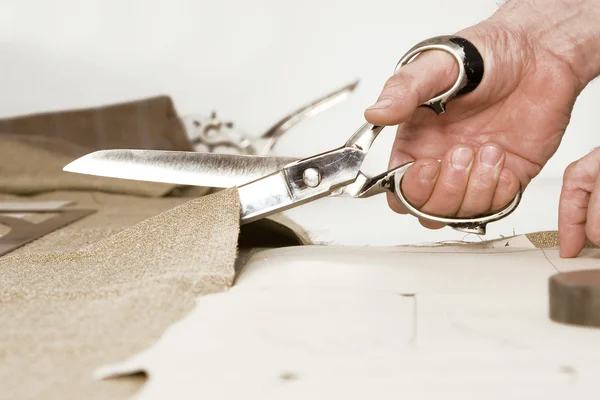 Detail of tailor's hand with scissors — Stock Photo, Image