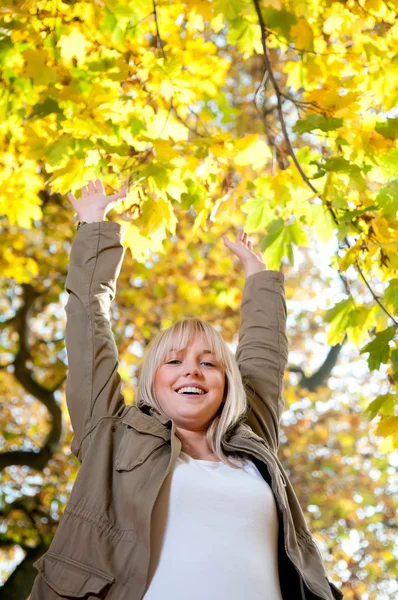 Mujer joven animando — Foto de Stock