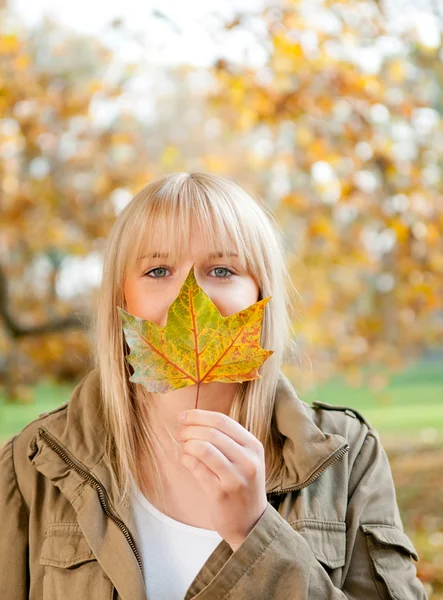 Mujer joven con hoja de otoño —  Fotos de Stock