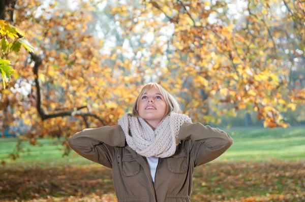 Ung kvinna i höstparken — Stockfoto