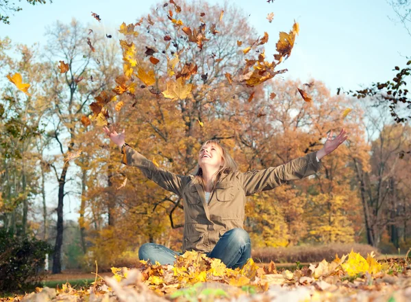 秋の紅葉を演奏若い女性 — ストック写真