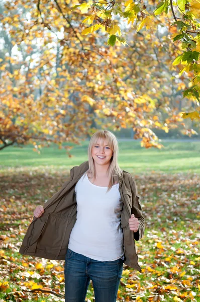 Teenager in autumn park — Stock Photo, Image