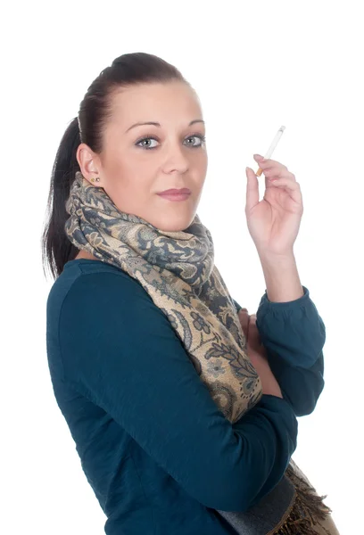 Женщина курит сигарету — стоковое фото