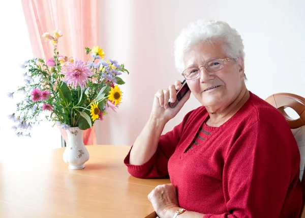 Stara kobieta z telefonów komórkowych — Zdjęcie stockowe