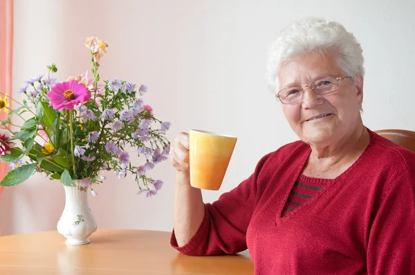 カップを持つ古い女性 — ストック写真