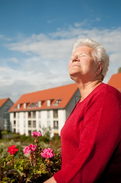 Oude vrouw sunbathes — Stockfoto