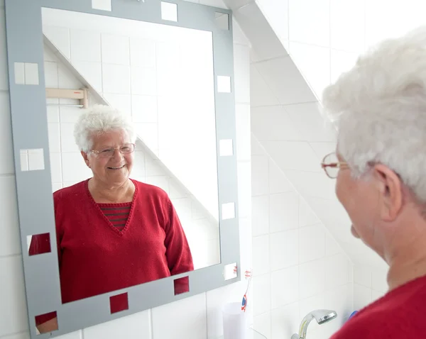 Rentner blickt in den Spiegel — Stockfoto