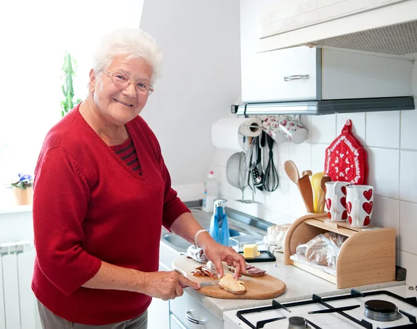 Anciana en la cocina Fotos de stock libres de derechos