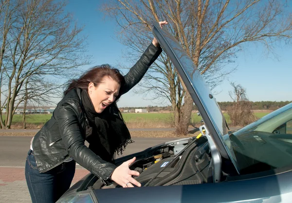 La mujer tiene un colapso del coche — Foto de Stock