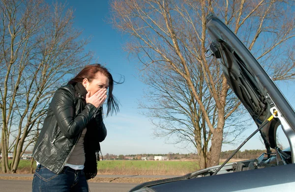 Femme a une panne de voiture — Photo