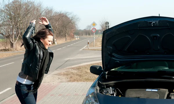 女性が車の故障 — ストック写真