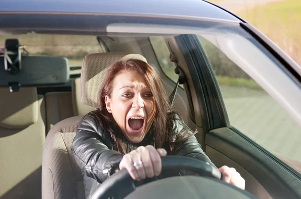 Боящаяся женщина кричит в машине — стоковое фото