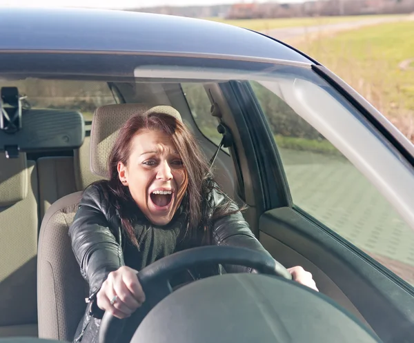 Боящаяся женщина кричит в машине — стоковое фото