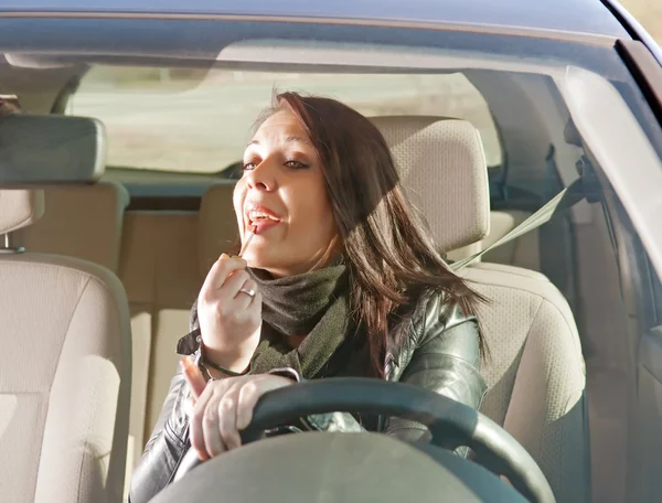 Frau mit Lippenstift im Auto — Stockfoto