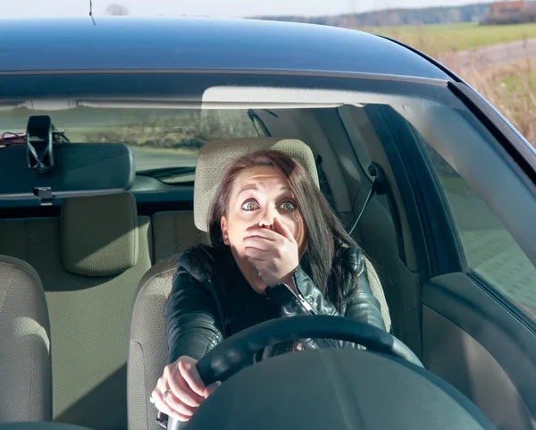 Боящаяся женщина в машине — стоковое фото
