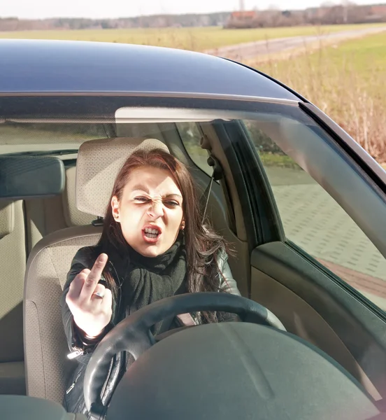 La mujer en el coche muestra el dedo medio — Foto de Stock