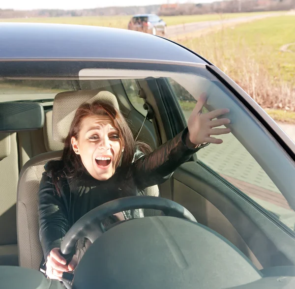 Раздражённая женщина в машине — стоковое фото