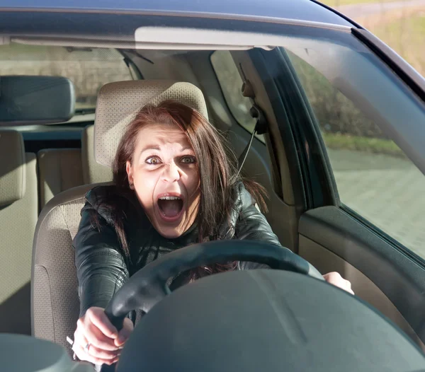 Kvinnan skriker i bilen — Stockfoto