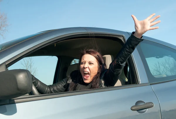 Frau schreit im Auto — Stockfoto
