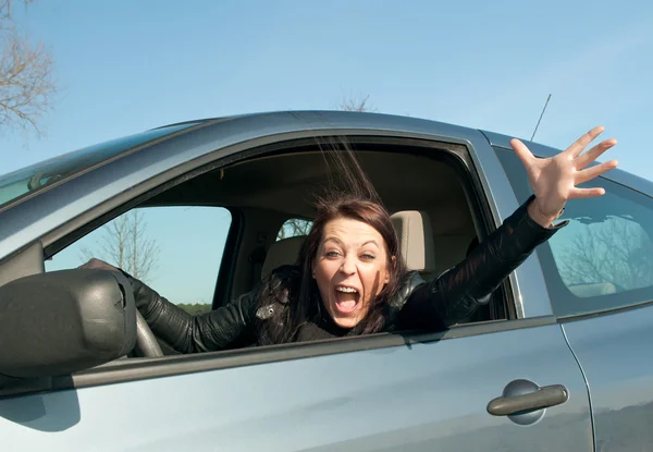 Mulher gritando no carro — Fotografia de Stock