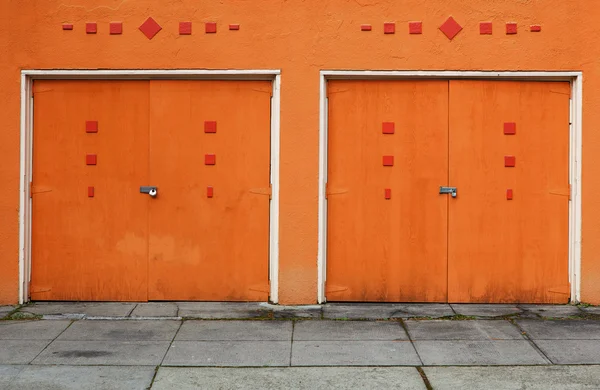 2 つのオレンジ色のガレージのドア — ストック写真