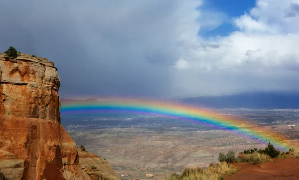 Regenbogen über großer Kreuzung — Stockfoto