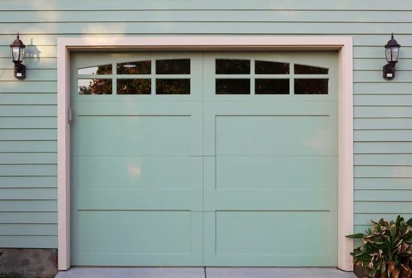 Светло-зеленые двери гаража — стоковое фото