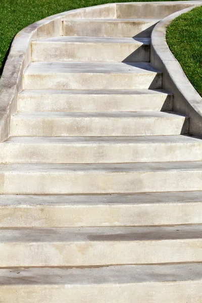 Nova escada de concreto ascendente — Fotografia de Stock