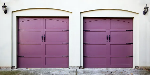 Dwa fioletowe bramy garażowe — Zdjęcie stockowe