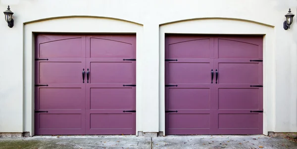 Két lila garázskapuk Stock Kép