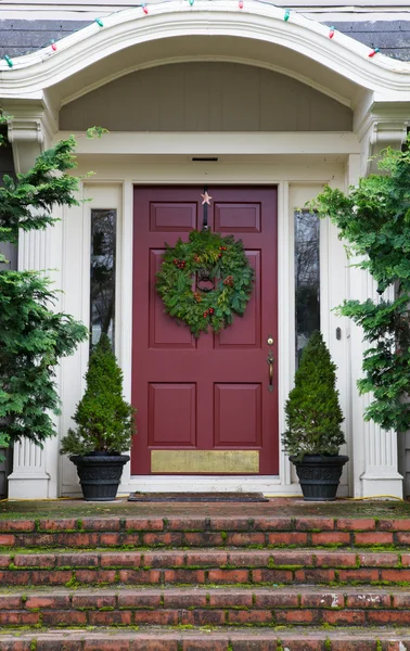 Purpurová dveře věnec — Stock fotografie