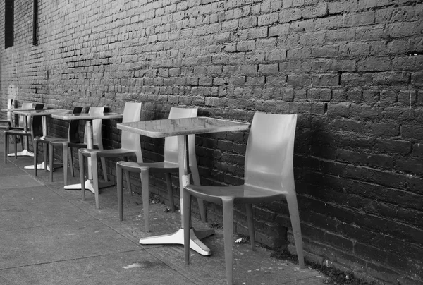 Assentos na calçada — Fotografia de Stock
