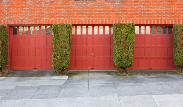 Drei rote Garagen — Stockfoto